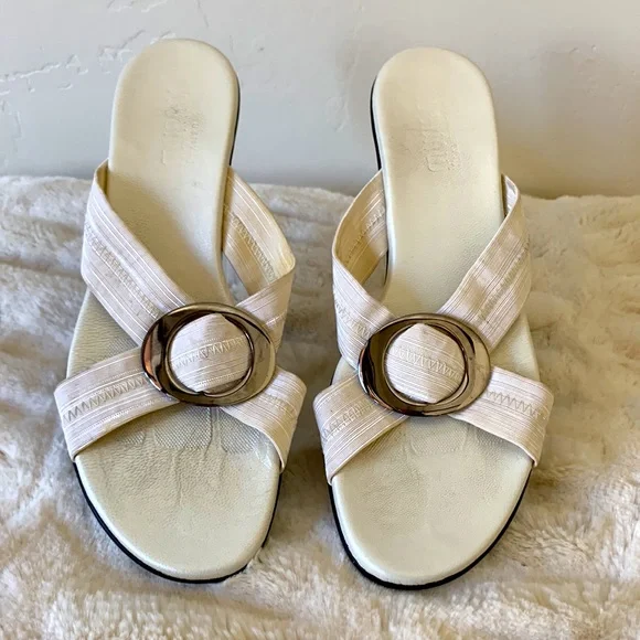 Munro Sandals. Size 8. White elastic upper. 1 1/2” Heel. Super comfortab… - Picture 3 of 8